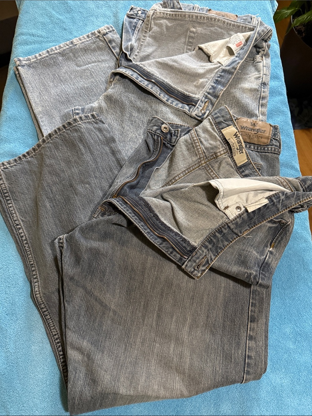 Wrangler Men's Relaxed Jeans - Faded Blue Denim 2 pair